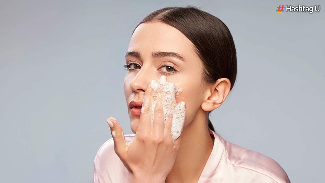 सर्दियों में रूखीसूखी त्वचा के लिए कैसे चुनें सही फेस वॉश Hashtagu